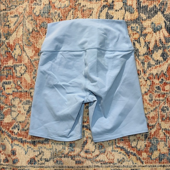 ALO Yoga 7” Inseam High Rise Airbrush Bike Shorts in Blue Skies SZ XS EUC - Picture 3 of 4